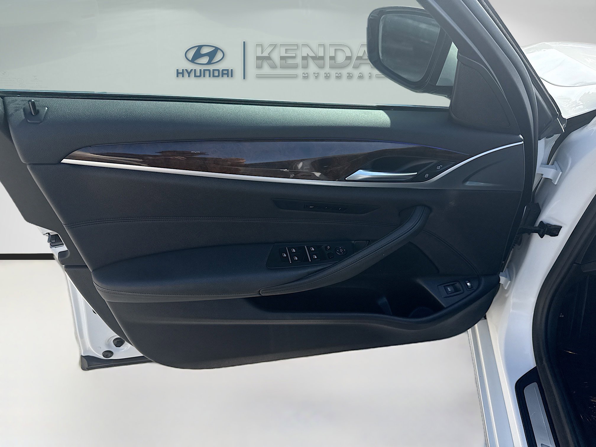 Used 2019 BMW 530e w/ Convenience Package RWD image 18