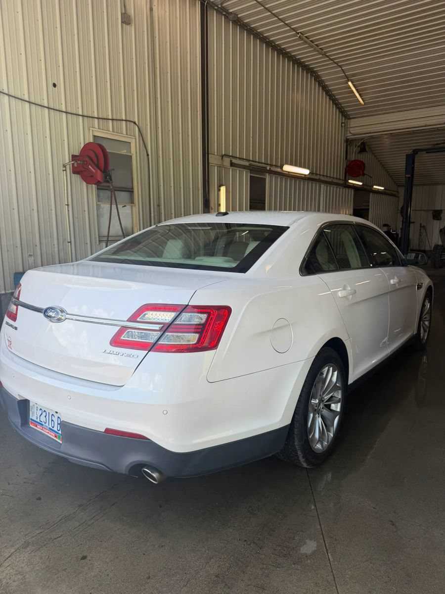 Used 2013 Ford Taurus Limited FWD image 3
