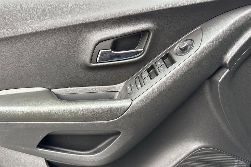 Used 2022 Chevrolet Trax LT w/ Midnight Edition image 16