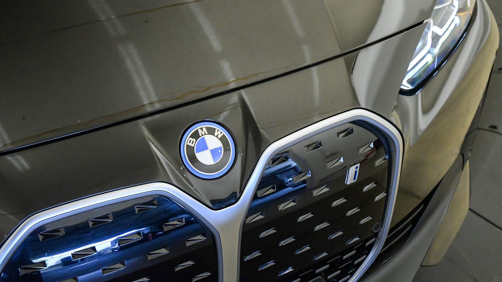 Certified 2024 BMW i4 eDrive40 w/ Premium Package RWD image 8