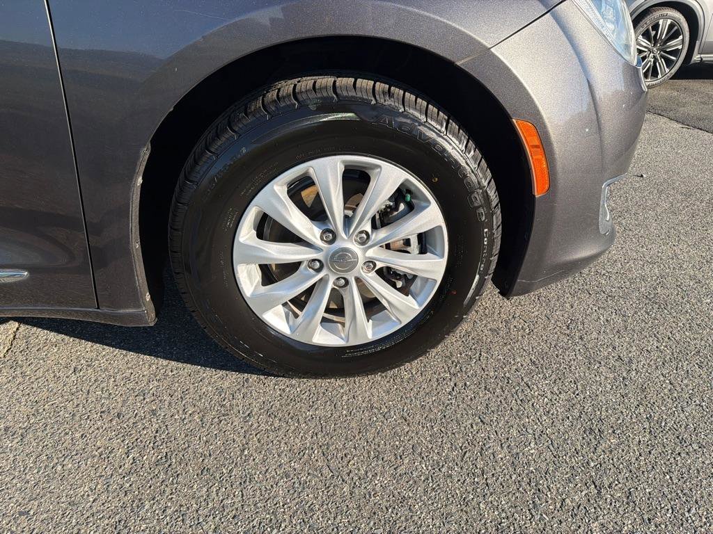 Used 2017 Chrysler Pacifica Touring-L image 36