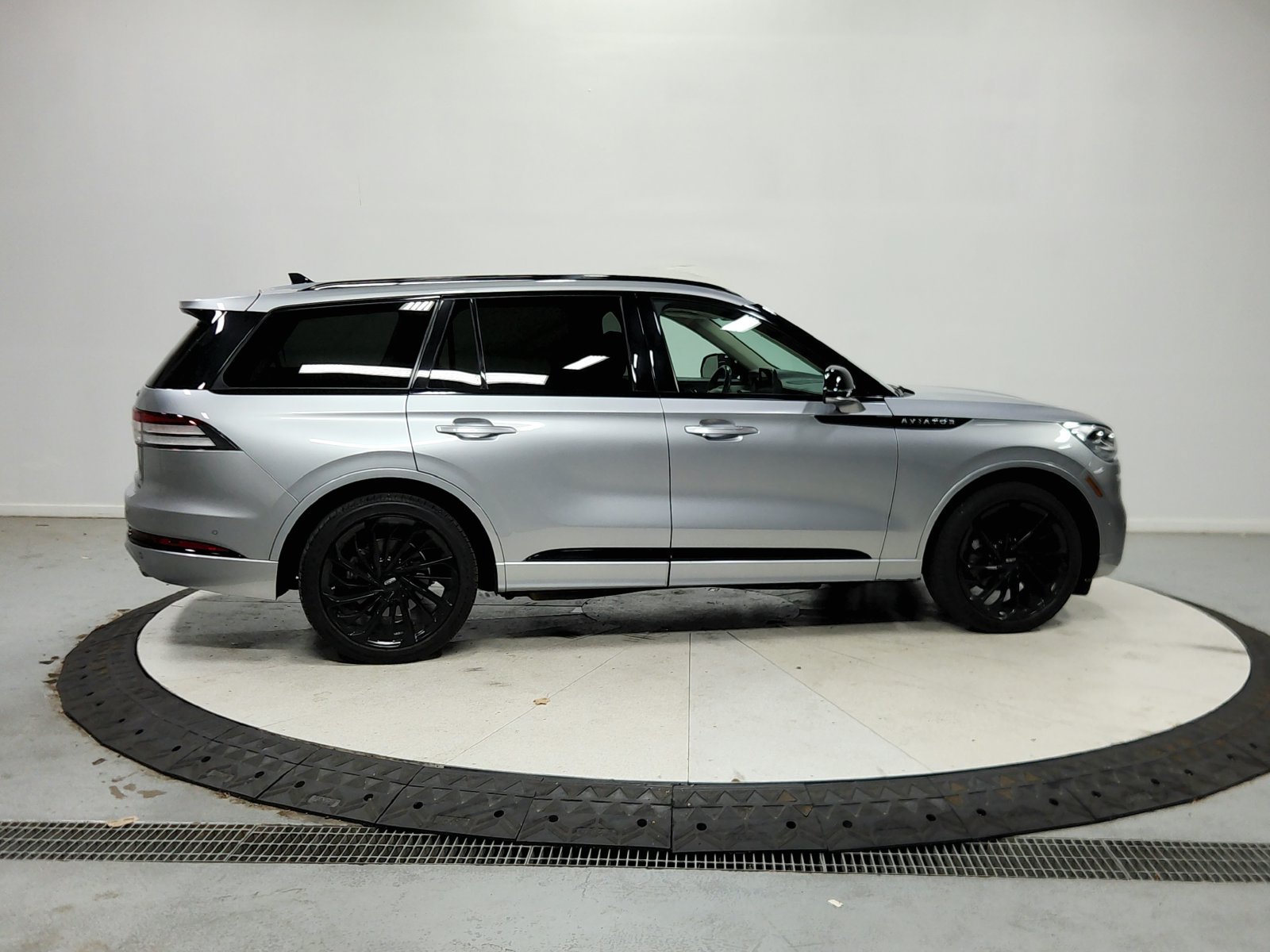 Used 2024 Lincoln Aviator Black Label w/ Jet Package AWD/4WD image 9