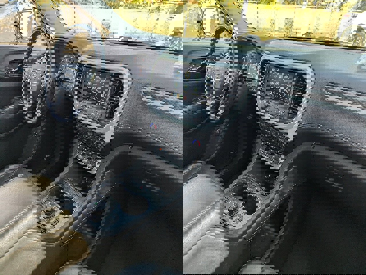 Used 2023 GMC Acadia SLT image 7