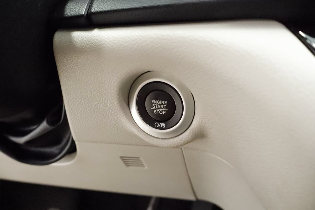 Certified 2024 Chrysler Pacifica Touring-L FWD image 28