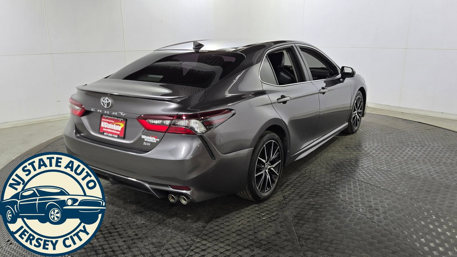 Used 2021 Toyota Camry SE FWD image 7