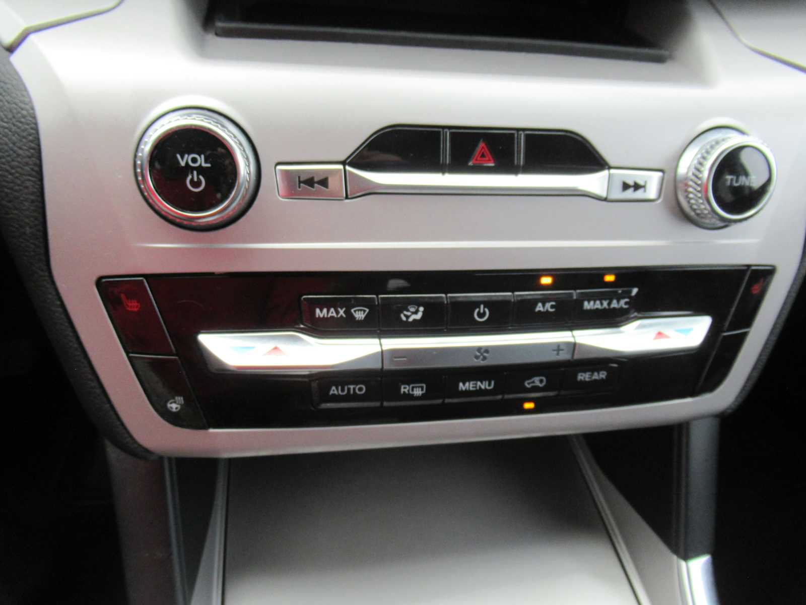 Used 2024 Ford Explorer XLT w/ Equipment Group 202A AWD/4WD image 26