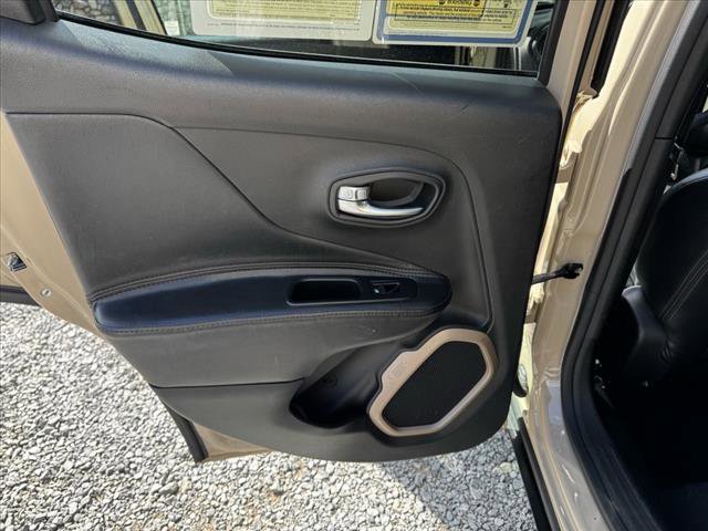 Used 2016 Jeep Renegade Latitude w/ Cold Weather Group image 15