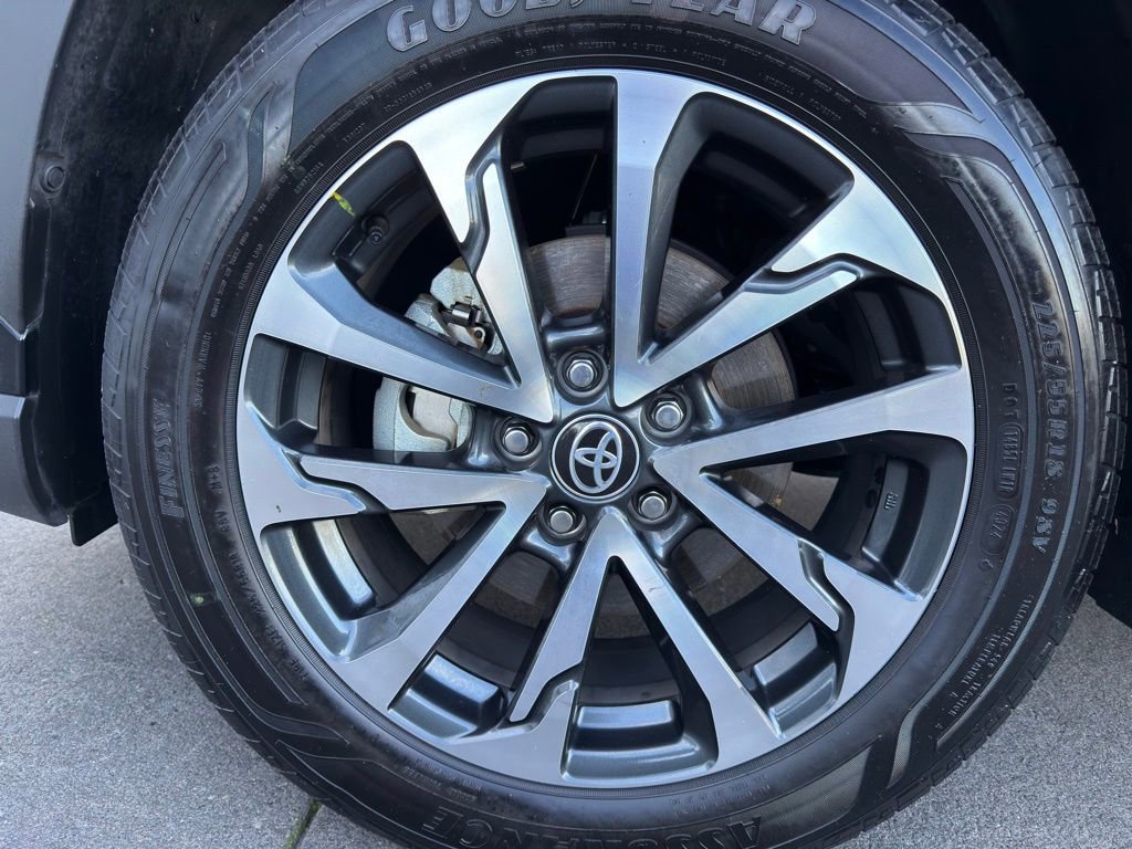 Used 2024 Toyota Corolla Cross XLE image 10