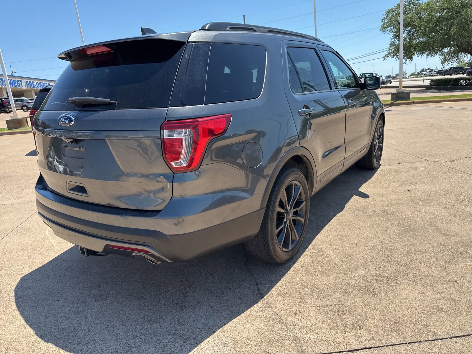 Used 2017 Ford Explorer XLT w/ Equipment Group 202A FWD image 7