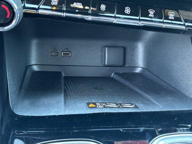 Used 2025 Chevrolet Traverse LT image 25