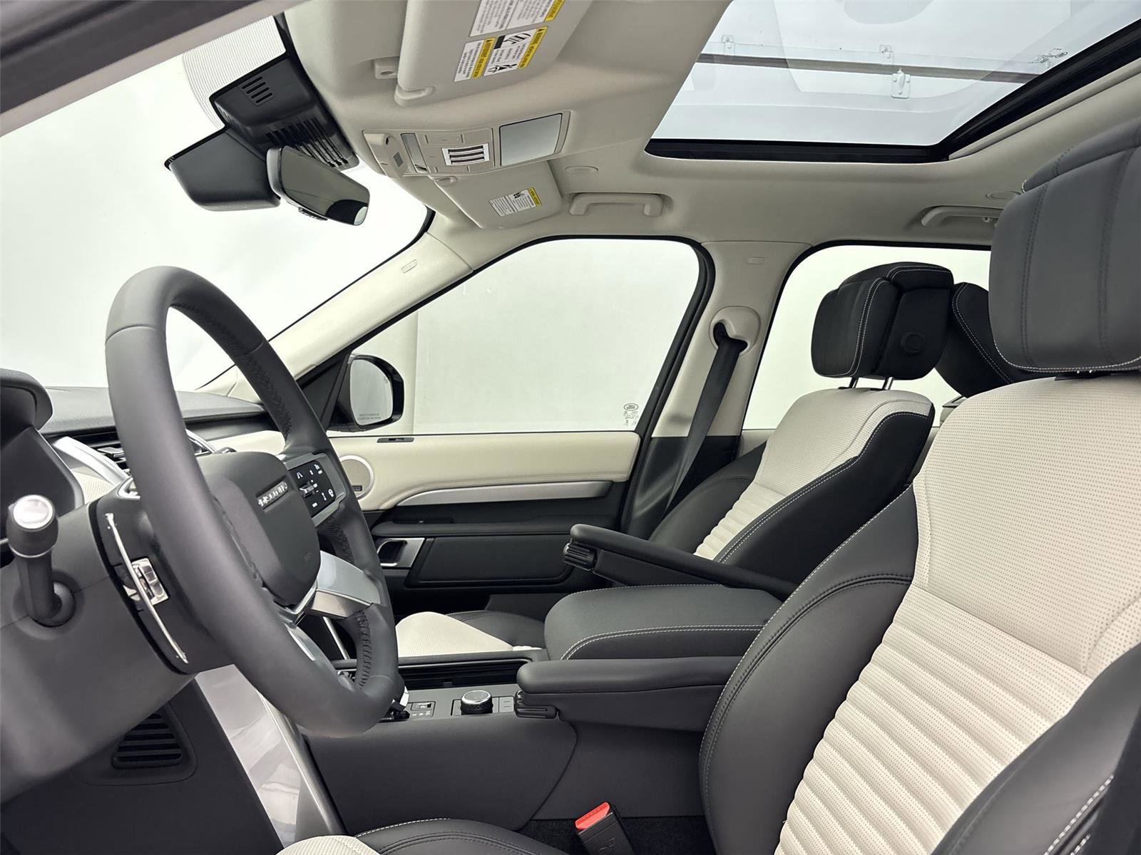 Used 2025 Land Rover Discovery Dynamic SE AWD/4WD image 24