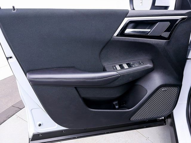 New 2025 Mitsubishi Outlander ES image 9