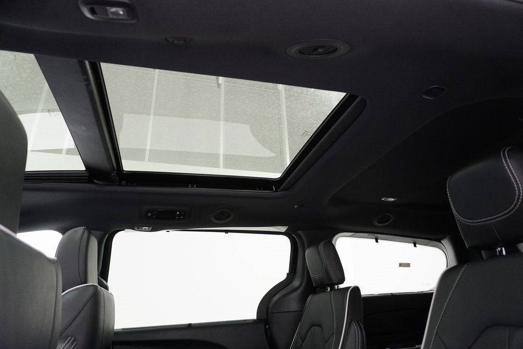 Used 2024 Chrysler Pacifica Limited w/ S Appearance Package image 19