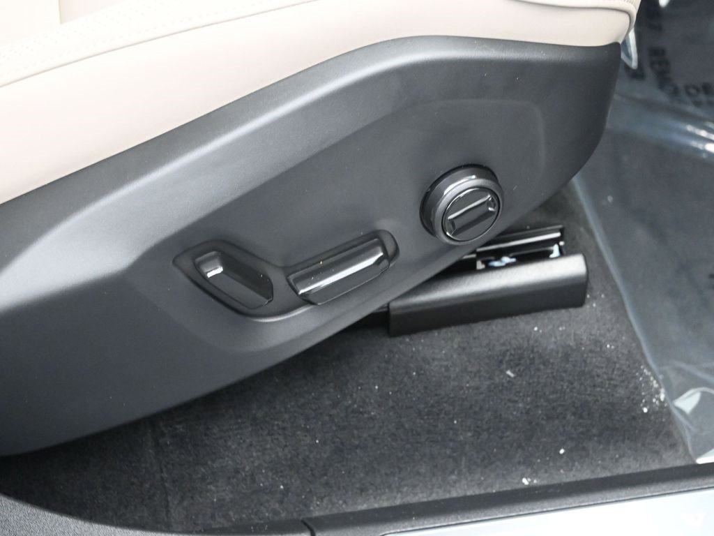 New 2026 Volvo XC90 B6 Plus w/ Protection Package Premier image 39