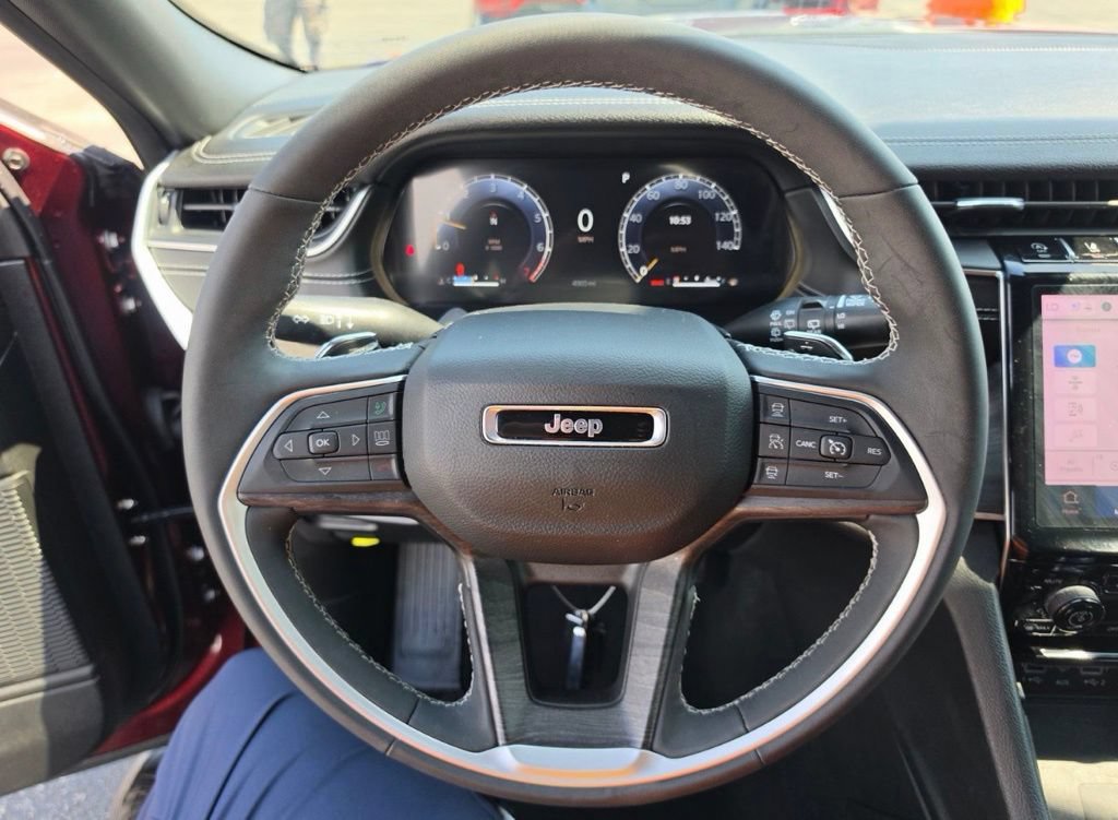 Used 2025 Jeep Grand Cherokee Limited w/ Luxury Tech Group II RWD image 3