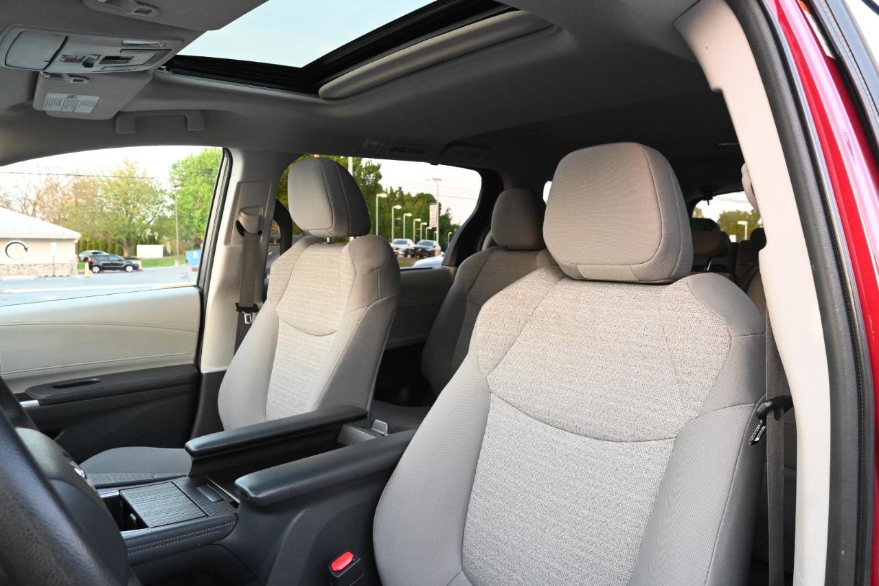 Used 2021 Toyota Sienna LE w/ LE Plus Package FWD image 17