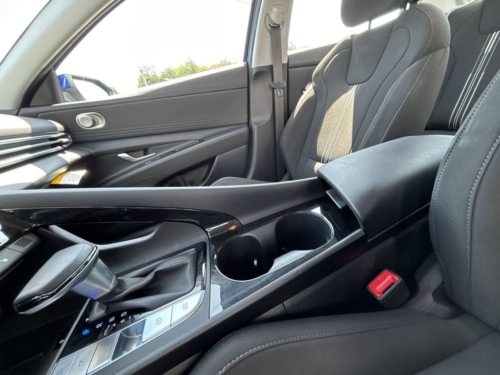 Used 2025 Hyundai Elantra SEL FWD image 24