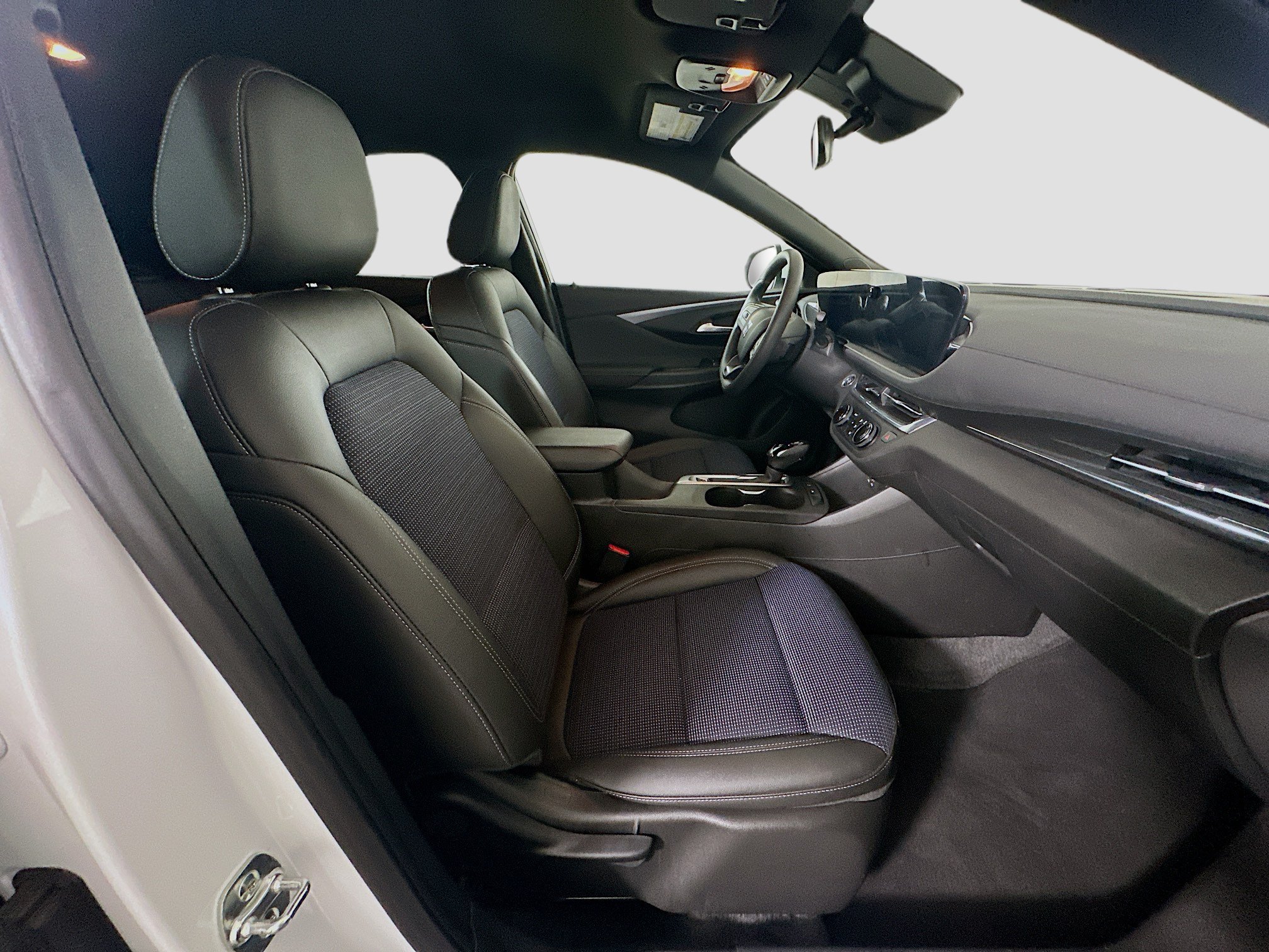 Used 2025 Buick Envista Preferred FWD image 30