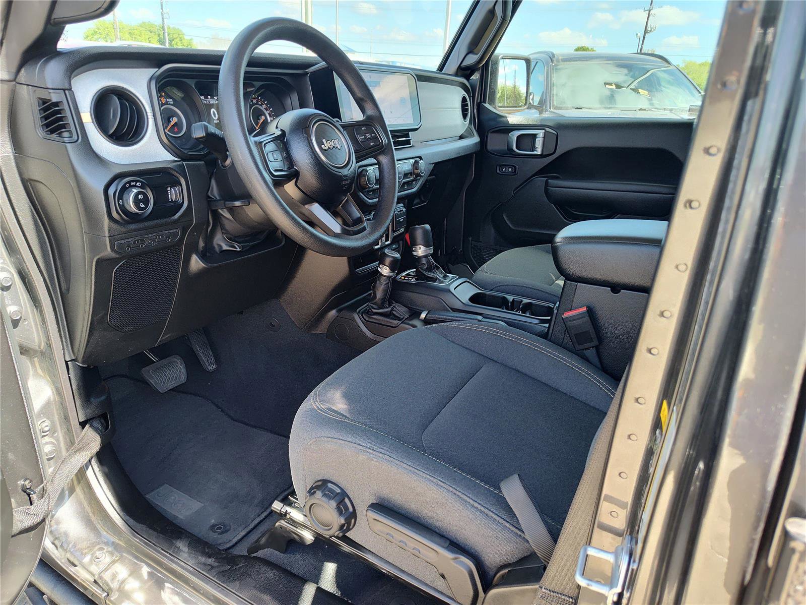 Used 2025 Jeep Gladiator Sport image 2