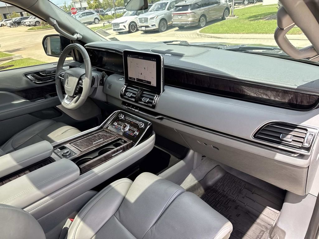 Used 2020 Lincoln Navigator Reserve w/ Luxury Package image 14