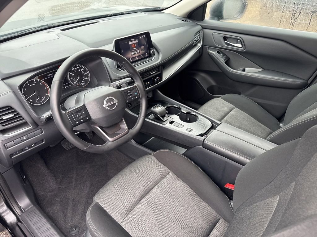 Used 2025 Nissan Rogue SV image 14