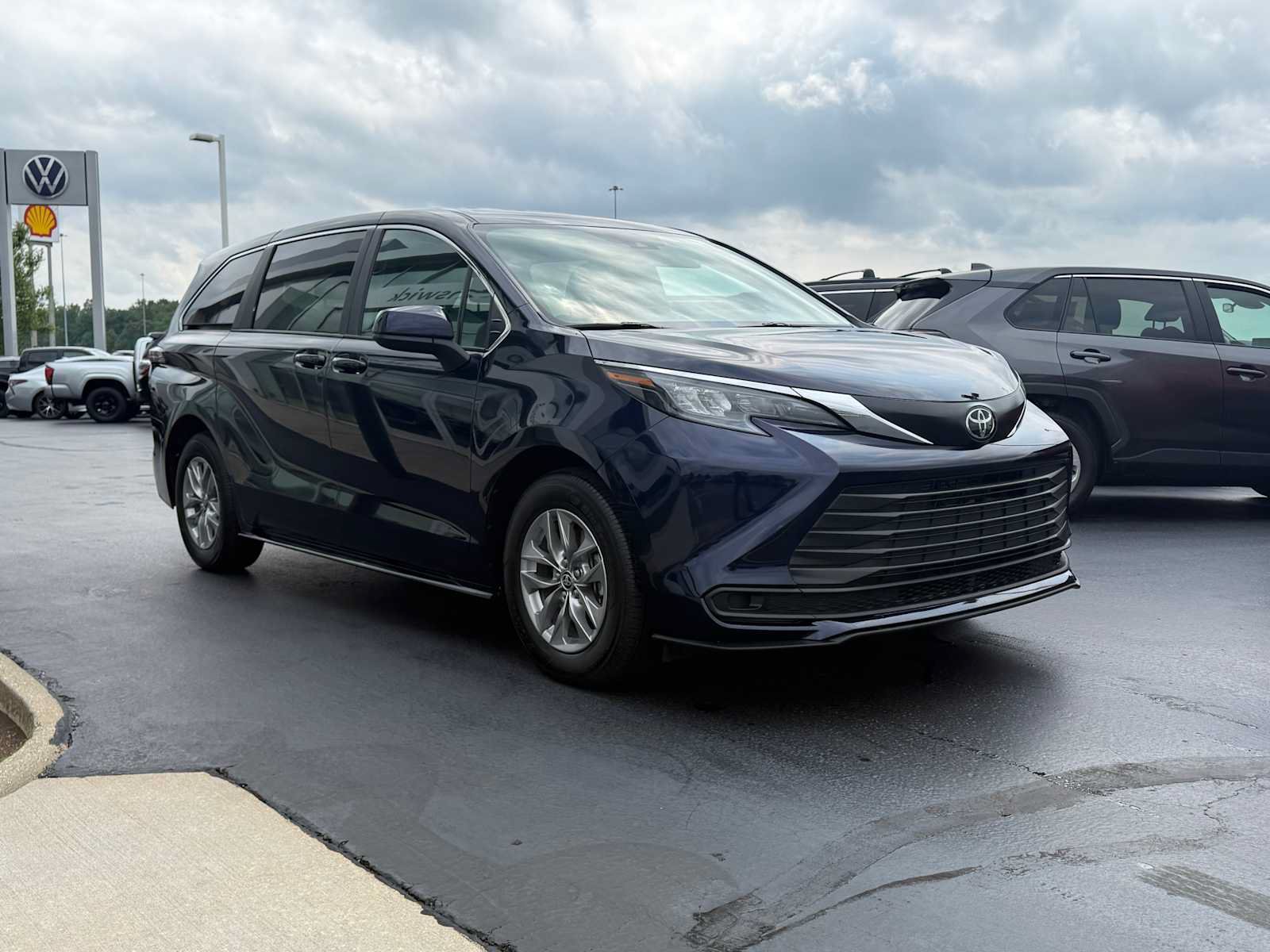 Certified 2026 Toyota Sienna LE AWD/4WD image 3