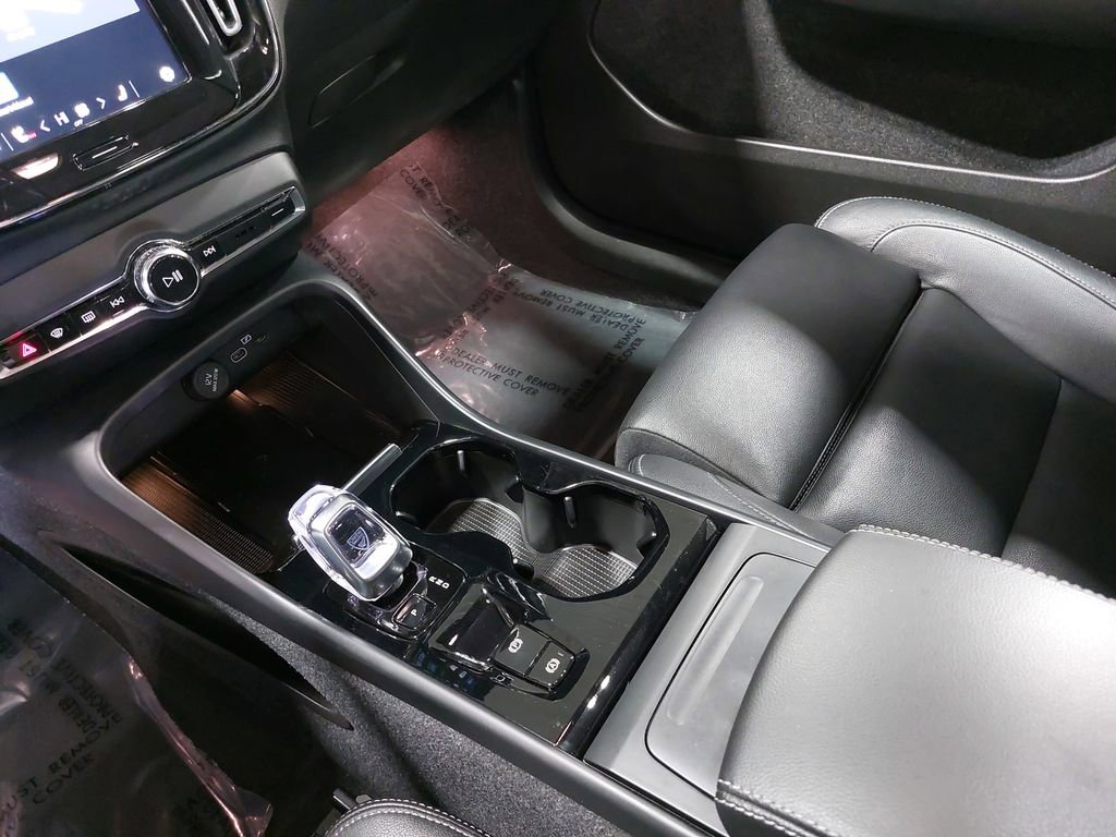 Used 2024 Volvo XC40 B5 Plus w/ Climate Package image 25