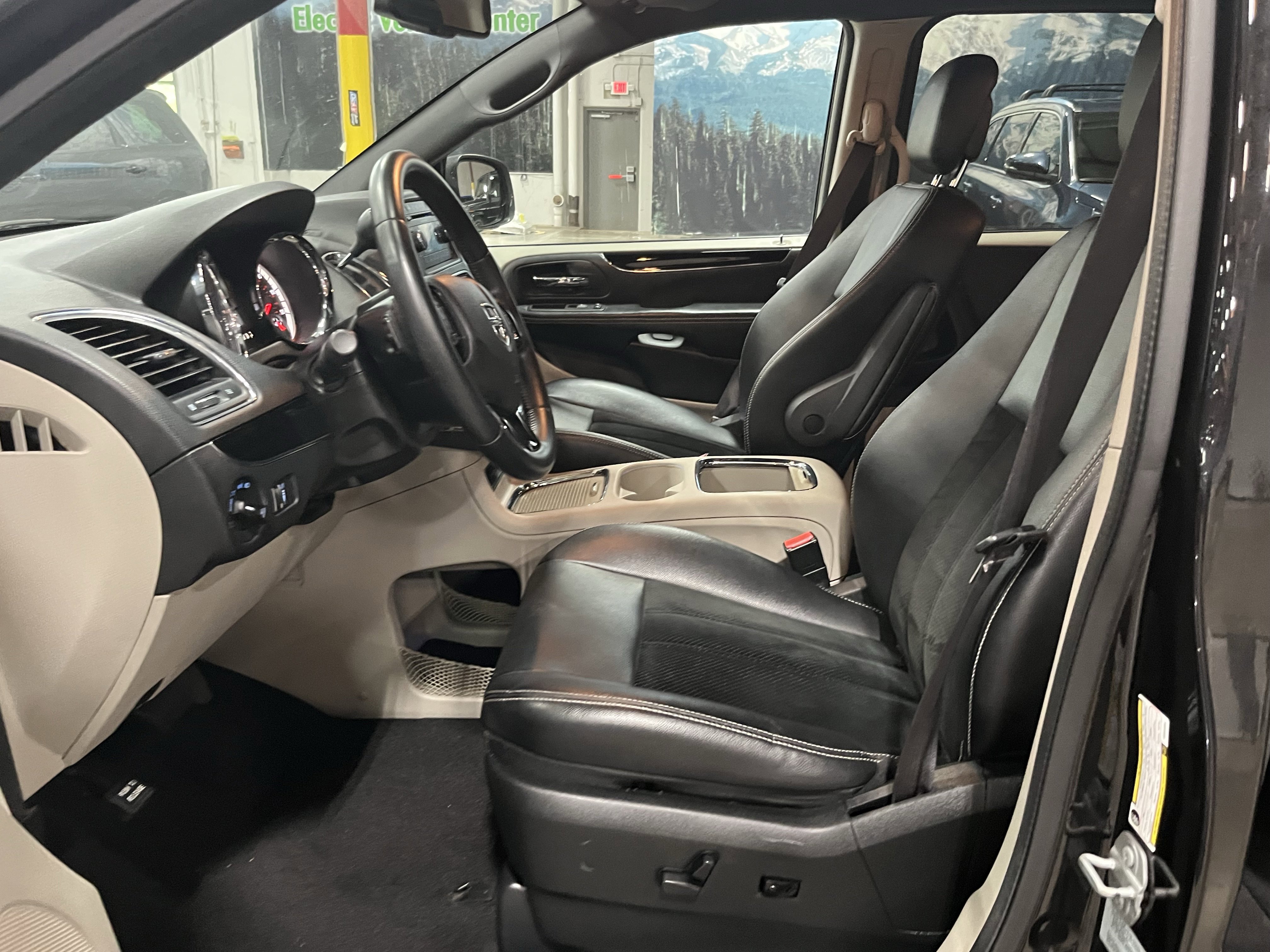 Used 2017 Dodge Grand Caravan SXT FWD image 10