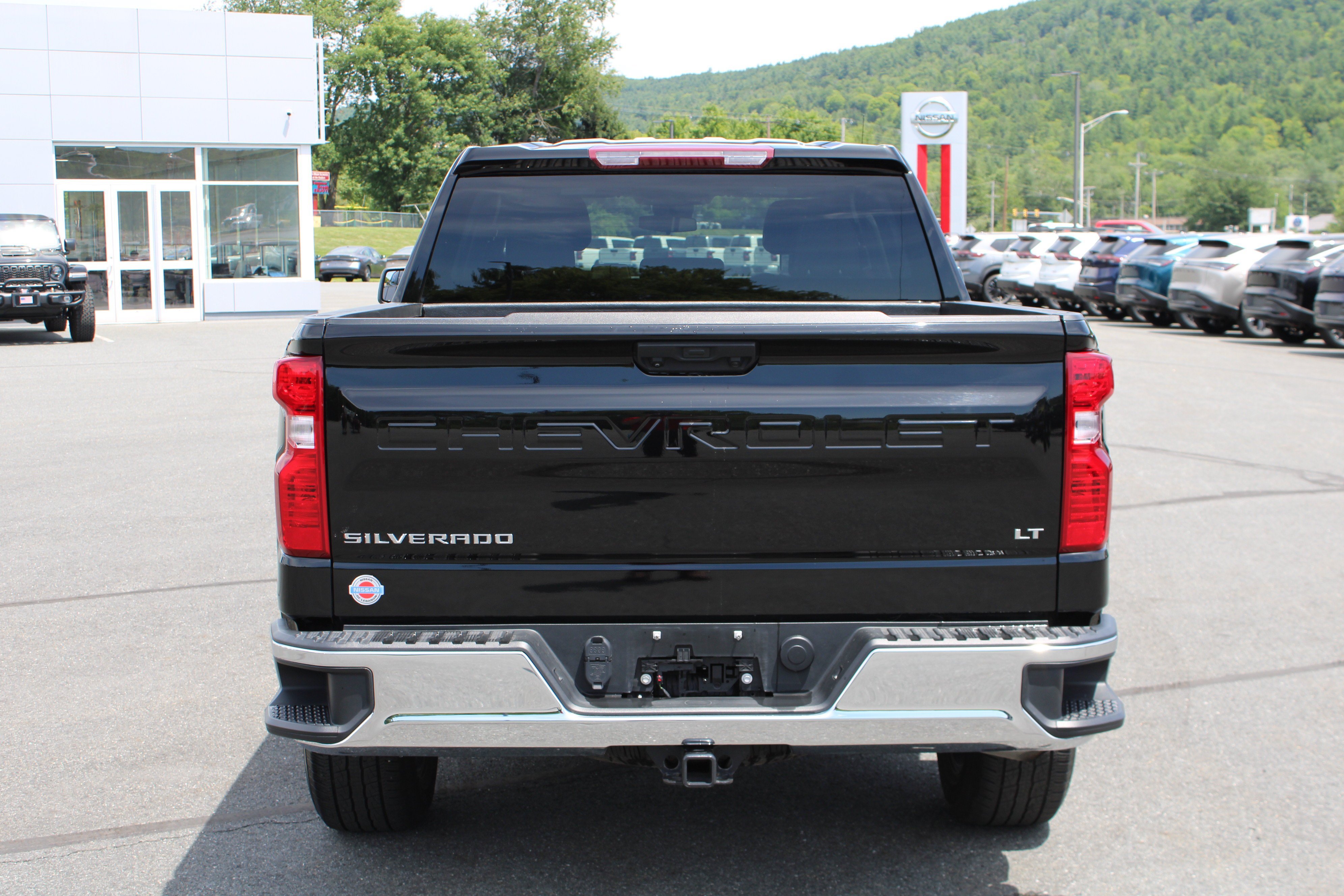 Used 2023 Chevrolet Silverado 1500 LT AWD/4WD image 9