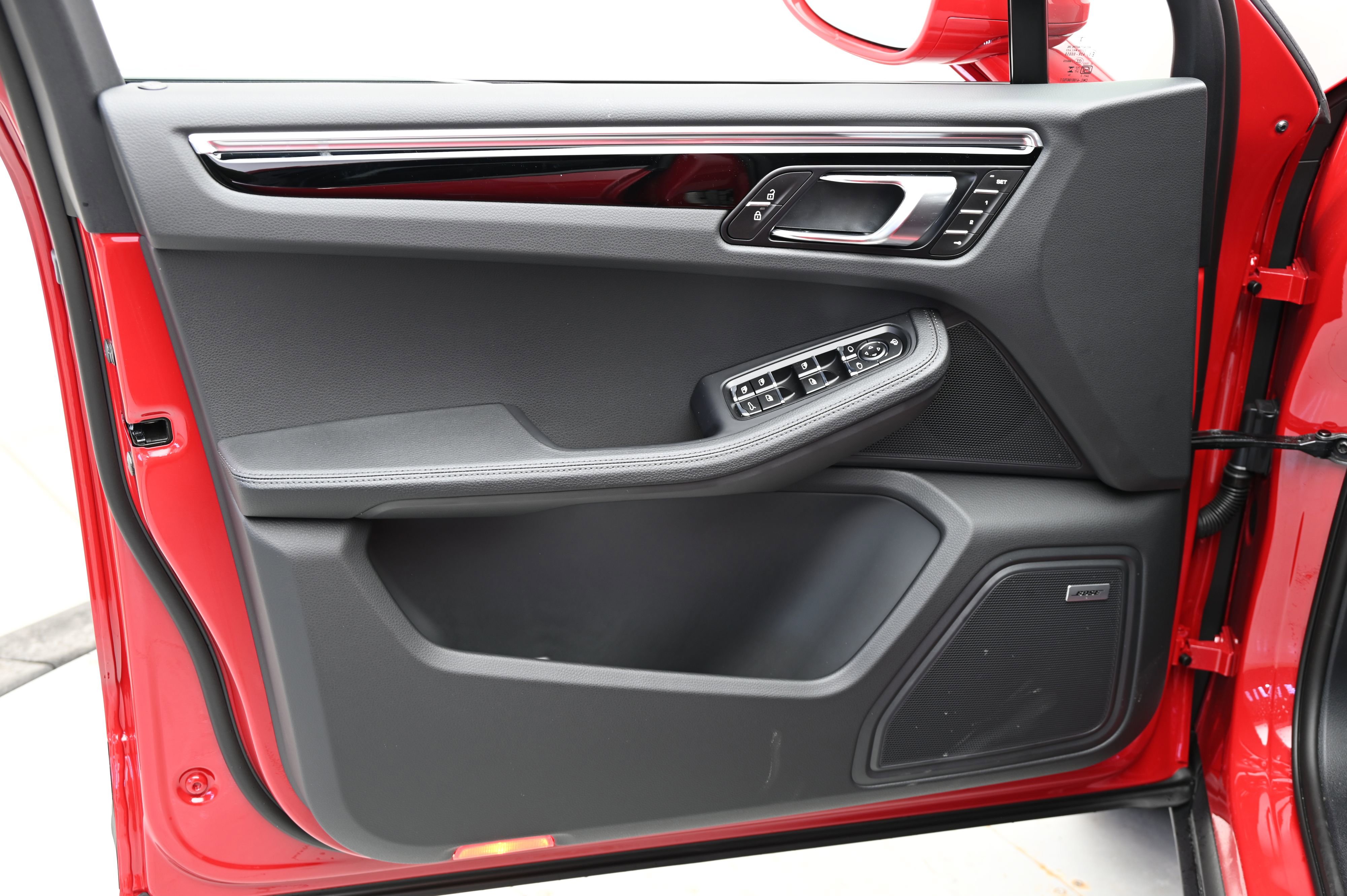 Used 2025 Porsche Macan image 36