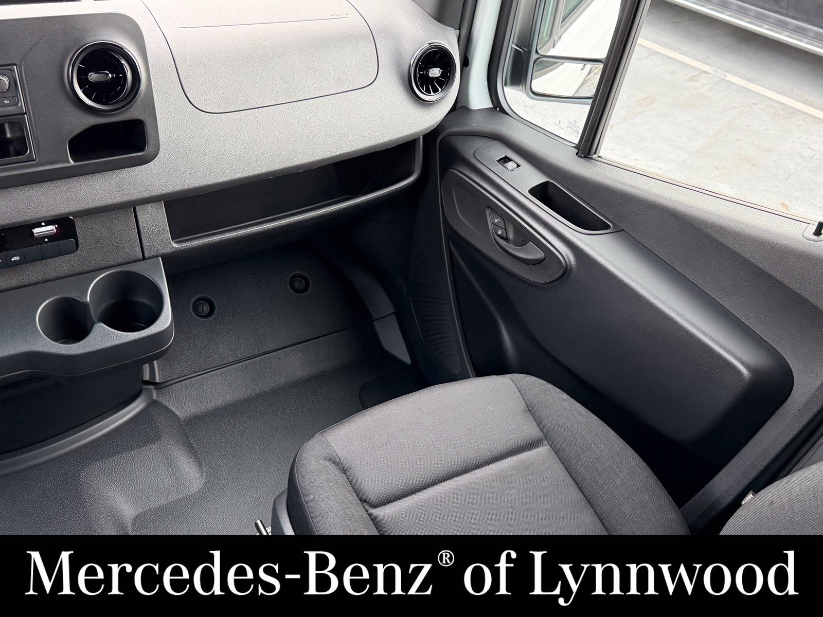 Used 2025 Mercedes-Benz Sprinter 2500 image 21