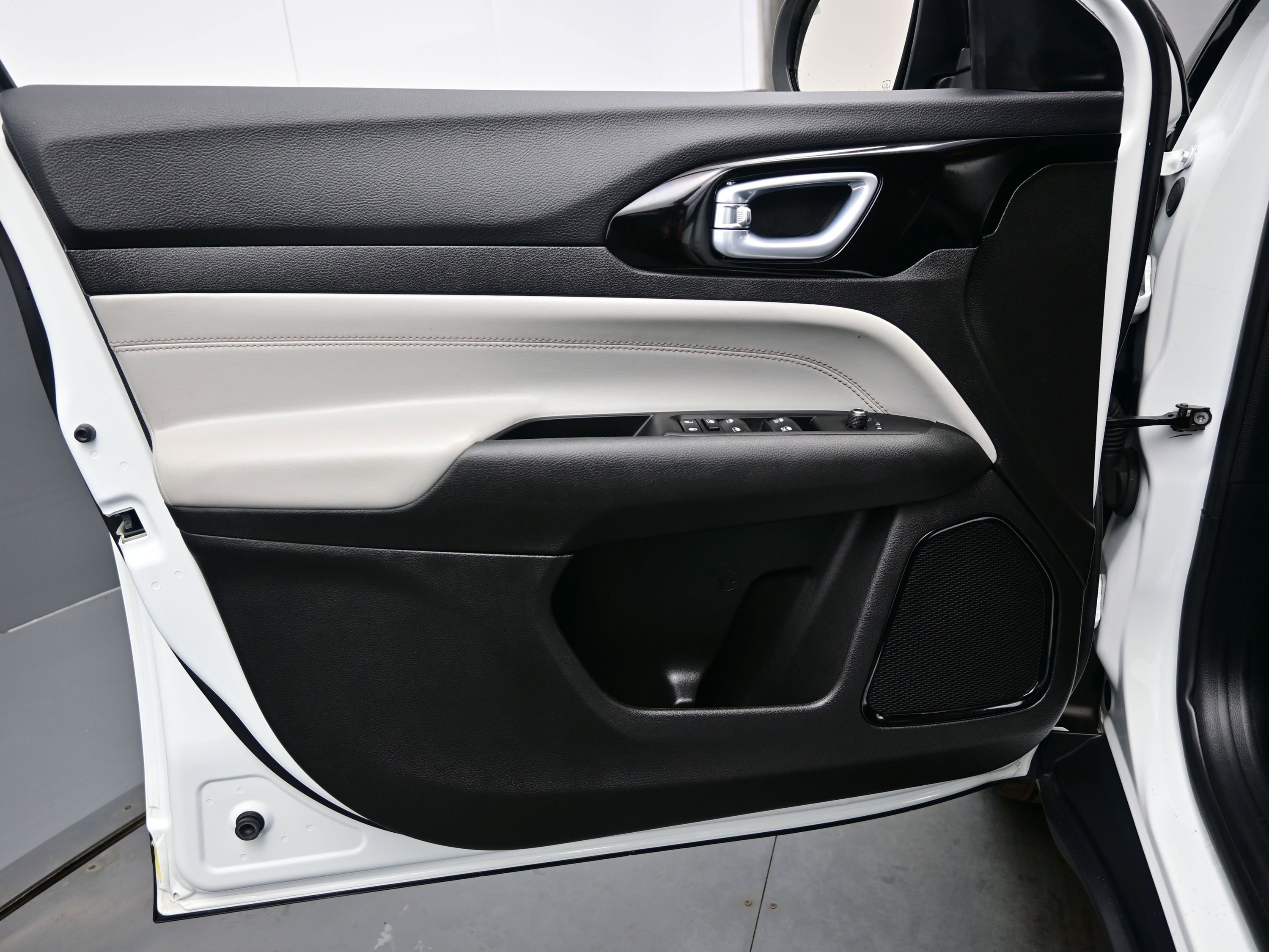 Used 2024 Jeep Compass Limited image 9