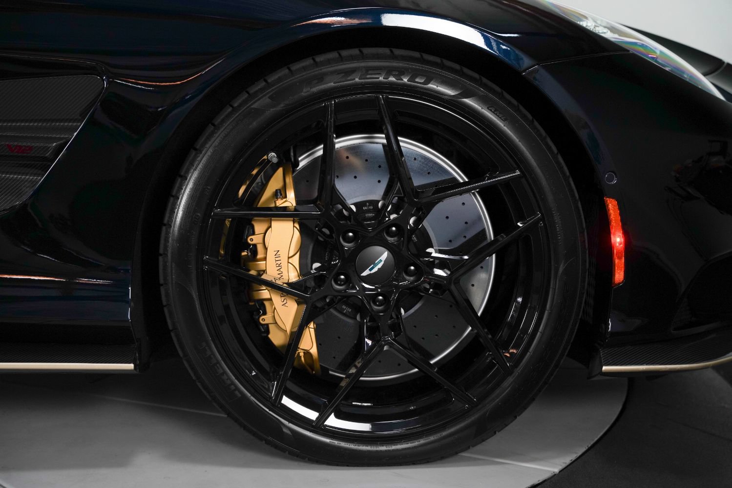 Used 2025 Aston Martin Vanquish RWD image 30