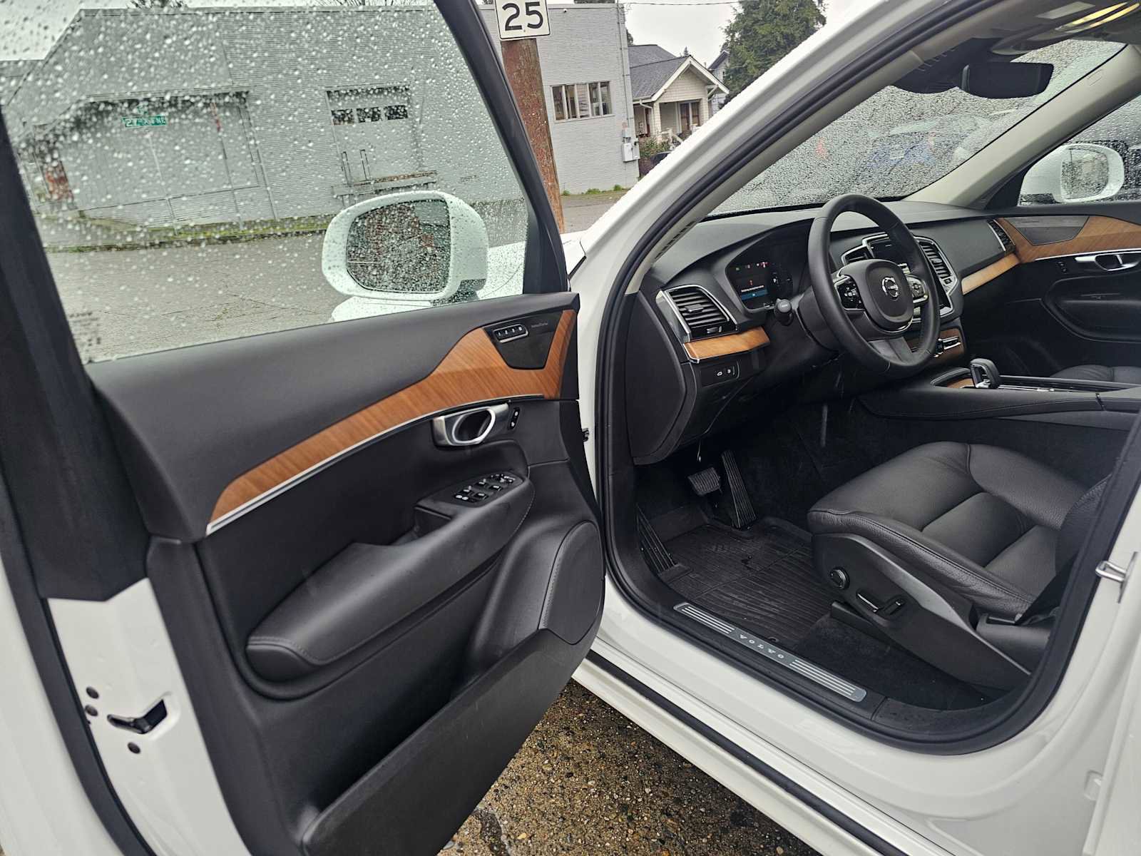 Certified 2025 Volvo XC90 T8 Plus w/ Protection Package Premier image 23