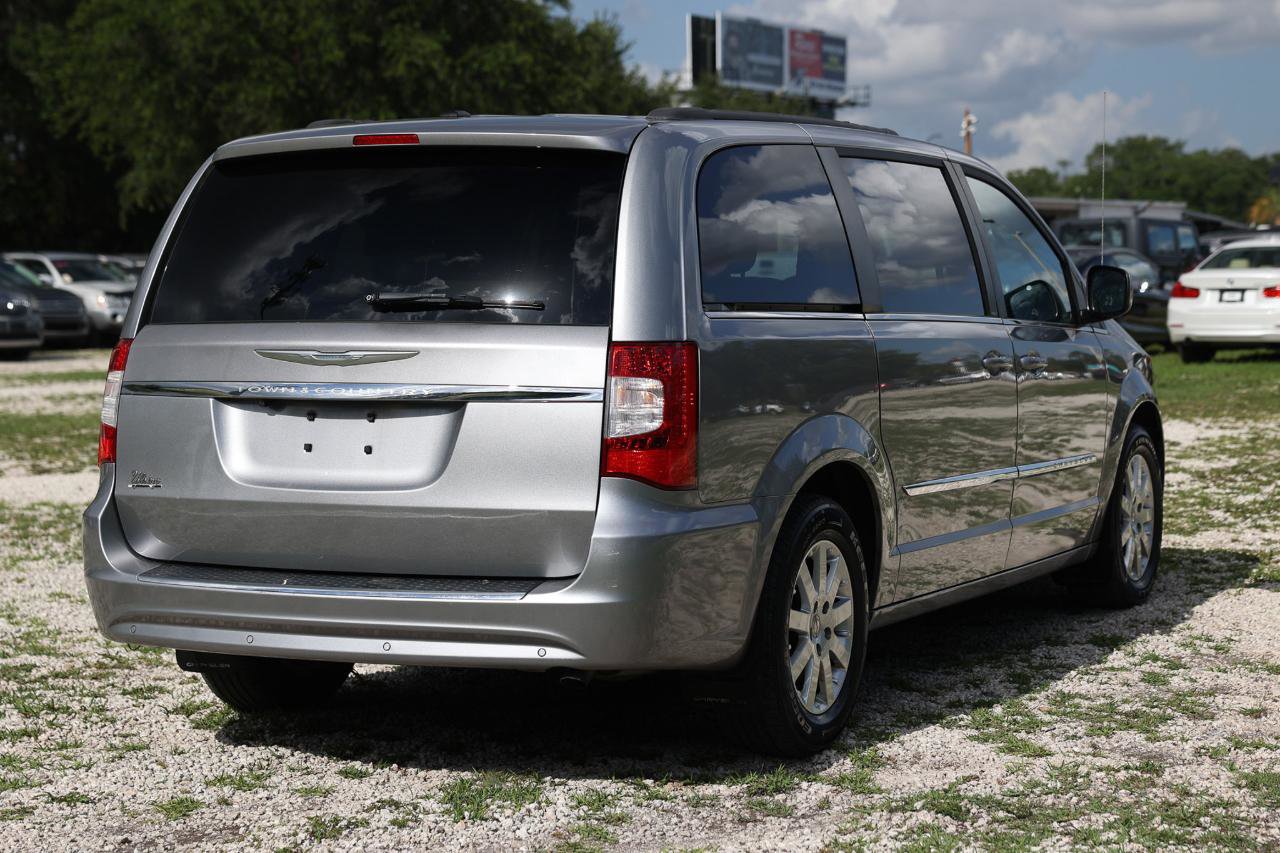 Used 2013 Chrysler Town & Country Touring FWD image 11