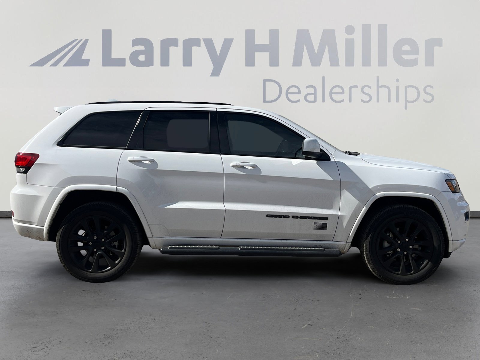 Used 2017 Jeep Grand Cherokee Altitude image 6