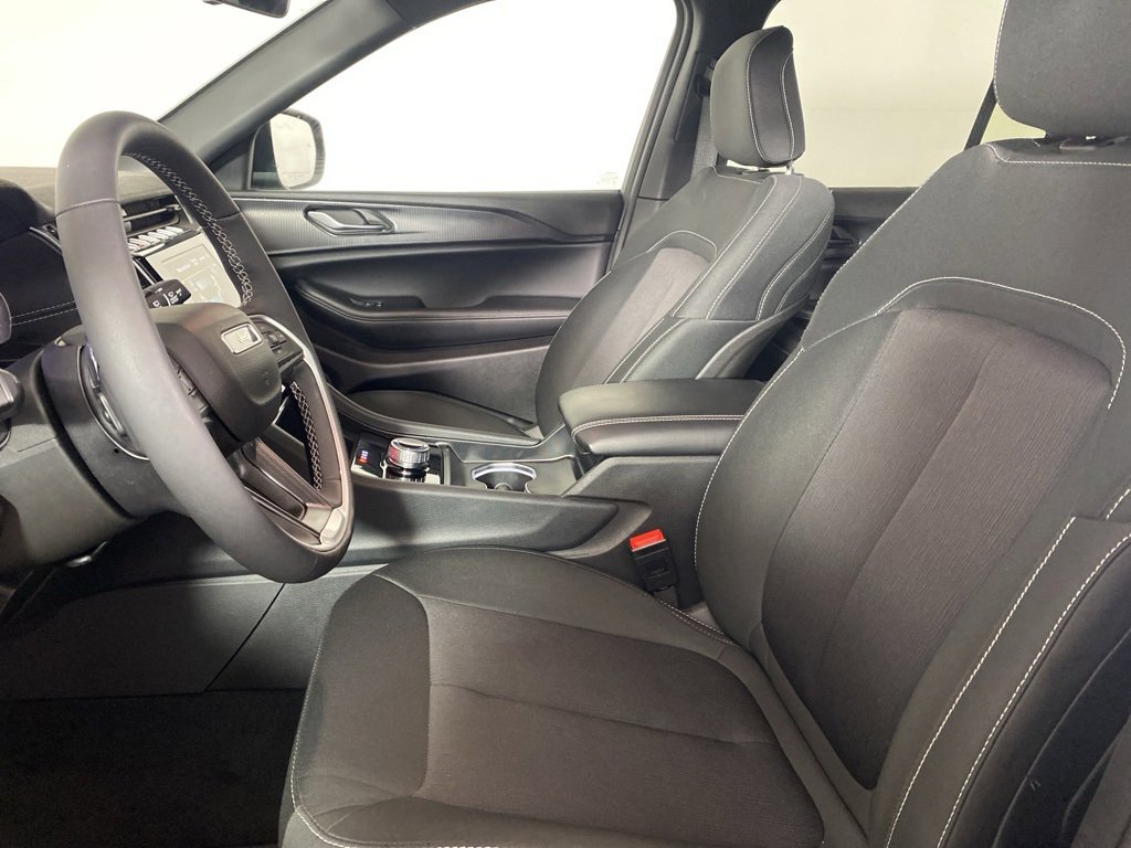 Used 2025 Jeep Grand Cherokee Laredo w/ Luxury Tech Group I image 18