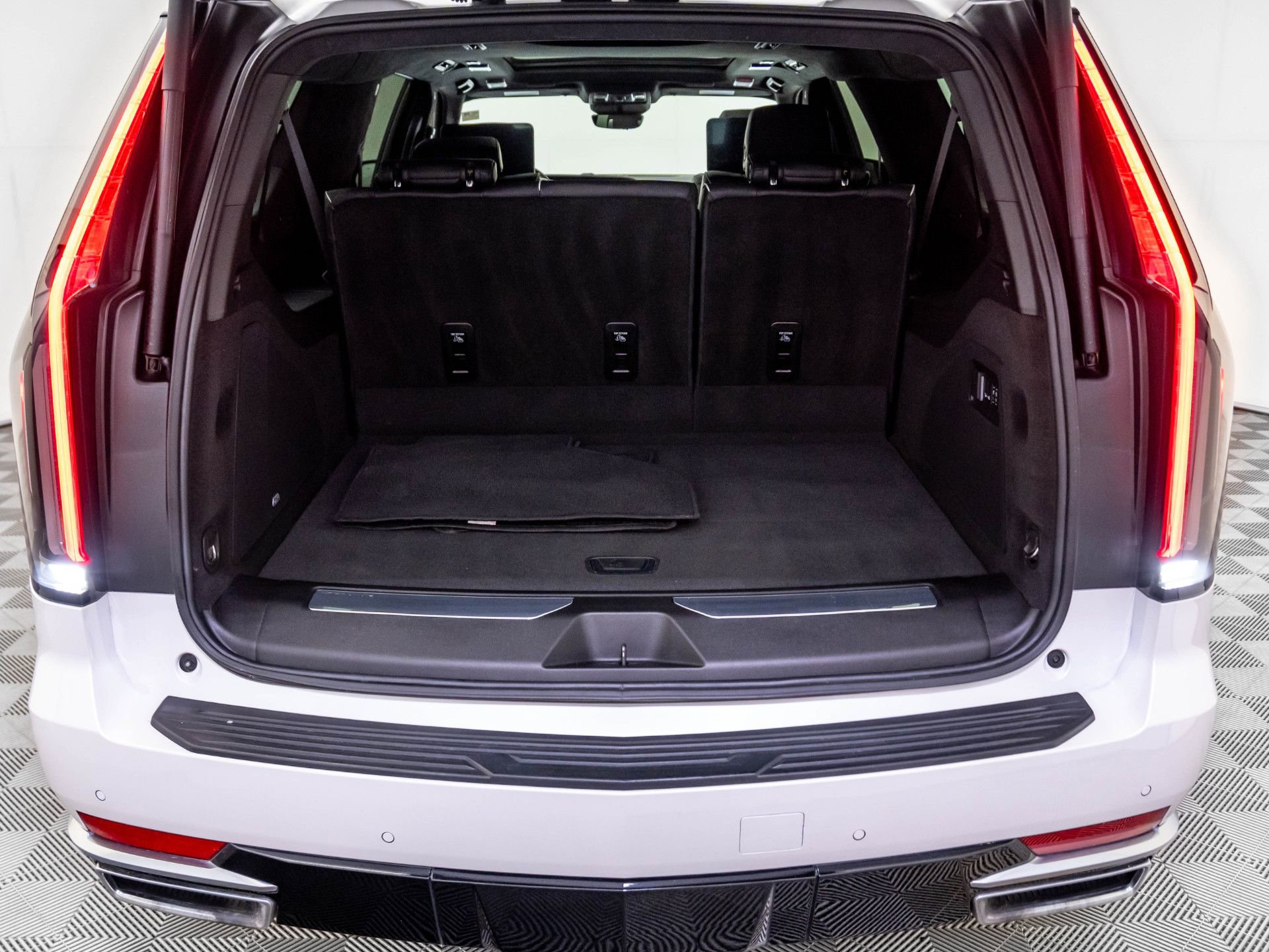 Certified 2024 Cadillac Escalade ESV Premium Luxury Platinum w/ Heavy-Duty Trailer Package image 35