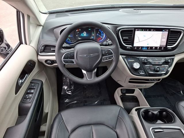 Used 2024 Chrysler Pacifica Select image 15