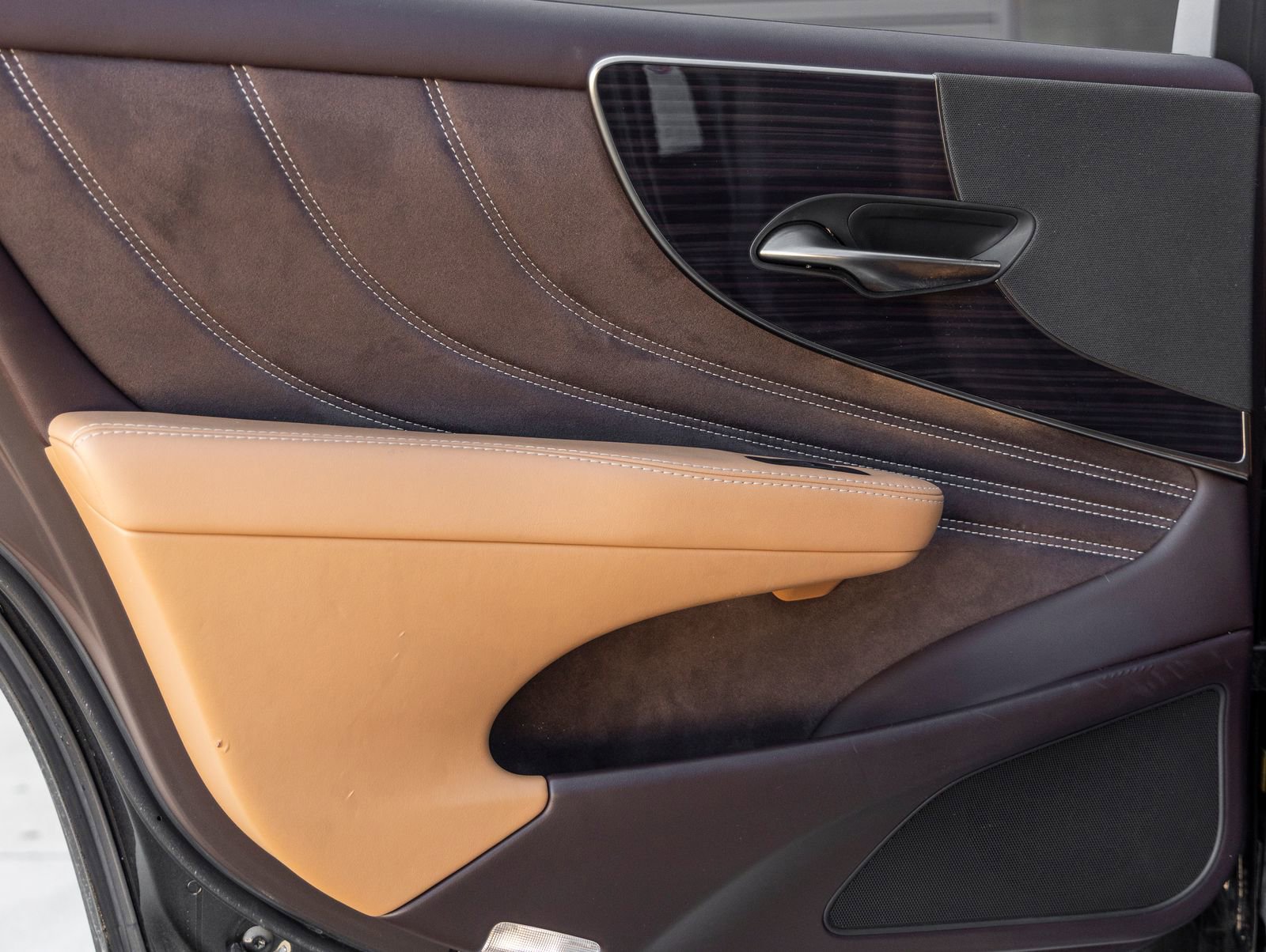 Used 2019 Lexus LS 500 w/ Accessory Package (Z2) image 29