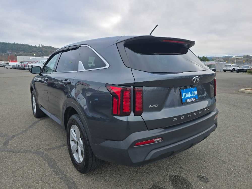 Used 2021 Kia Sorento LX image 3