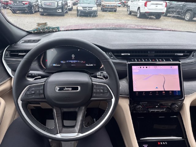 Used 2025 Jeep Grand Cherokee L Limited w/ Black Appearance Package AWD/4WD image 10