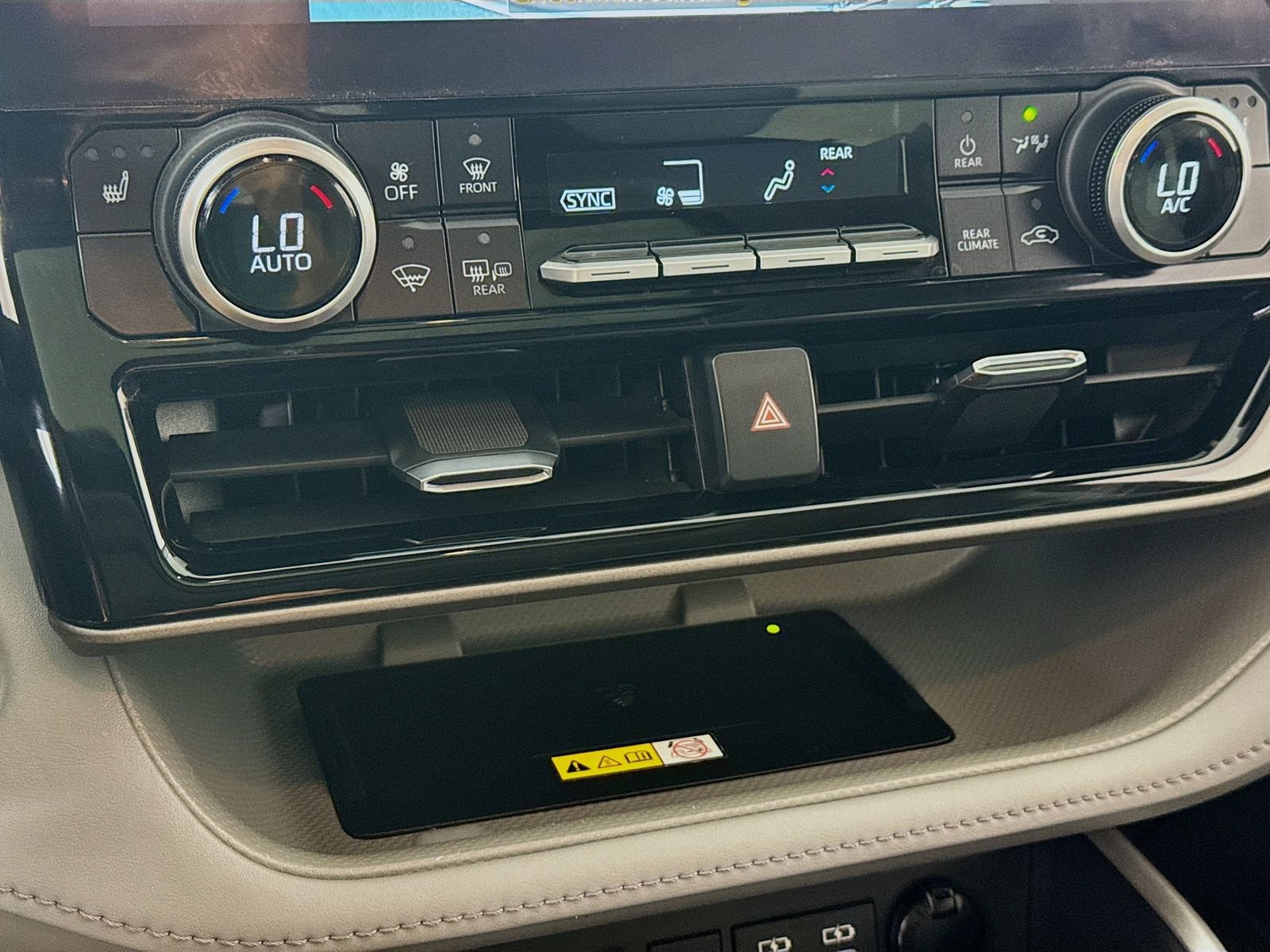 Used 2023 Toyota Highlander XLE AWD/4WD image 12