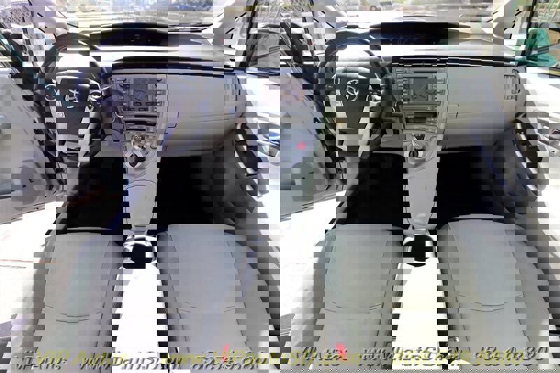 Used 2014 Toyota Prius Four w/ Solar Roof Package FWD image 7