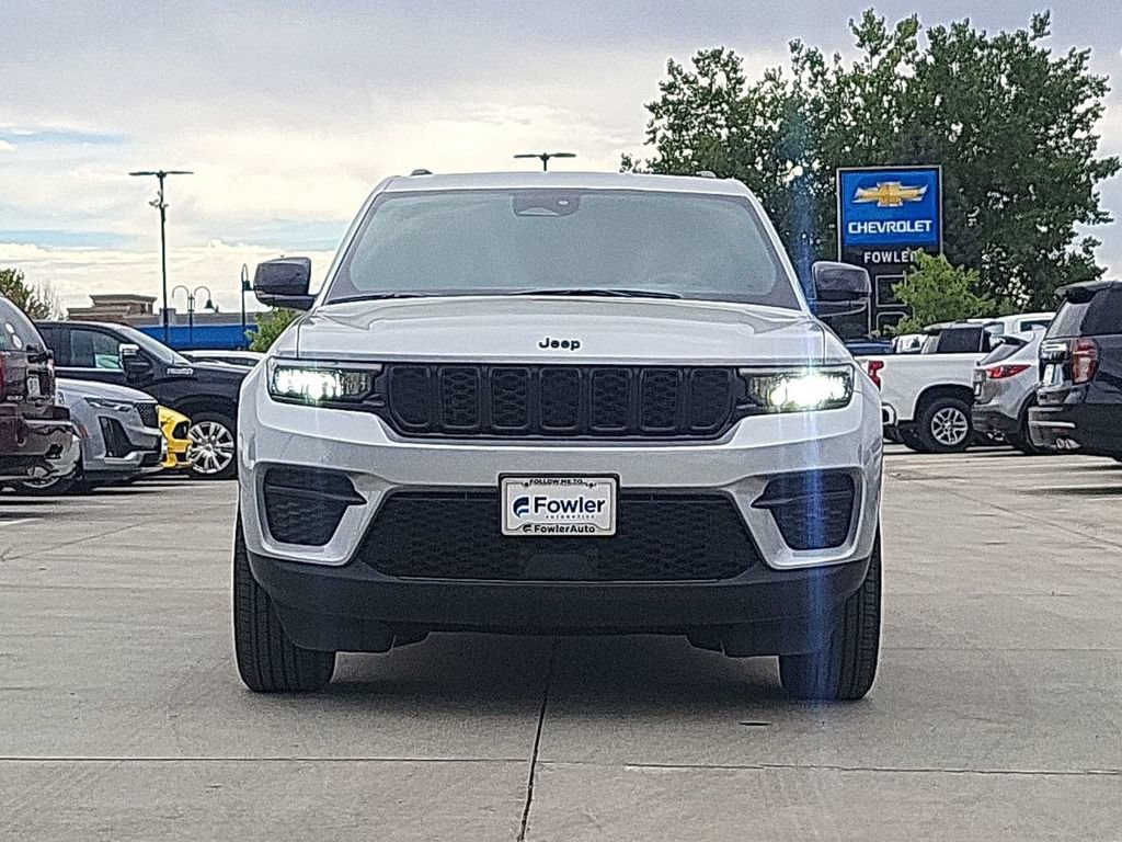 Used 2024 Jeep Grand Cherokee Altitude AWD/4WD image 3