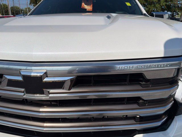 Used 2022 Chevrolet Silverado 1500 High Country w/ High Country Premium Package AWD/4WD image 9