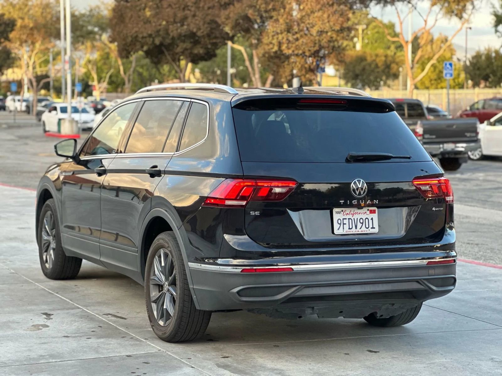 Used 2023 Volkswagen Tiguan SE w/ Panoramic Sunroof Package image 6
