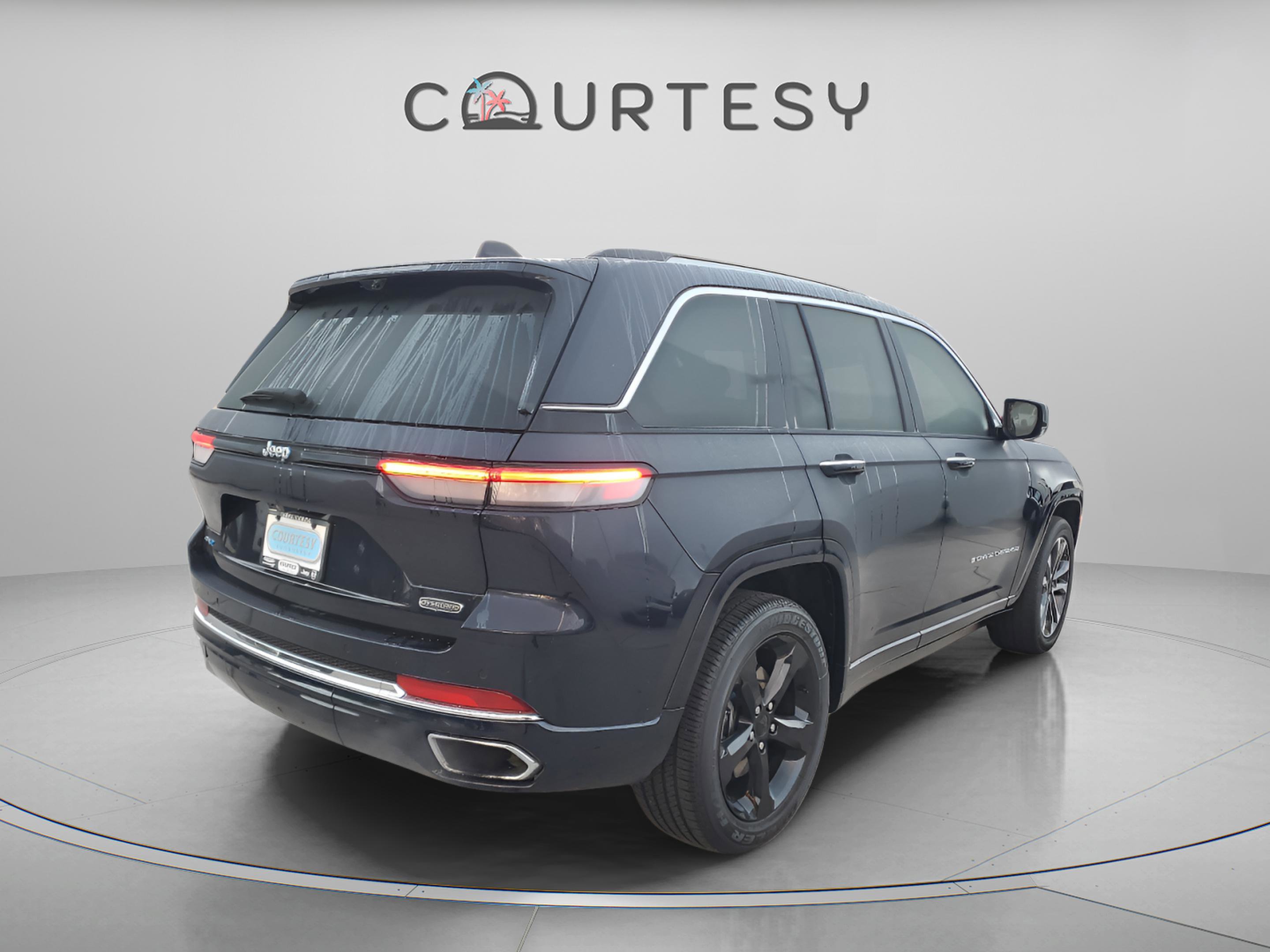 Used 2024 Jeep Grand Cherokee Overland w/ Advanced Protech Group III image 4