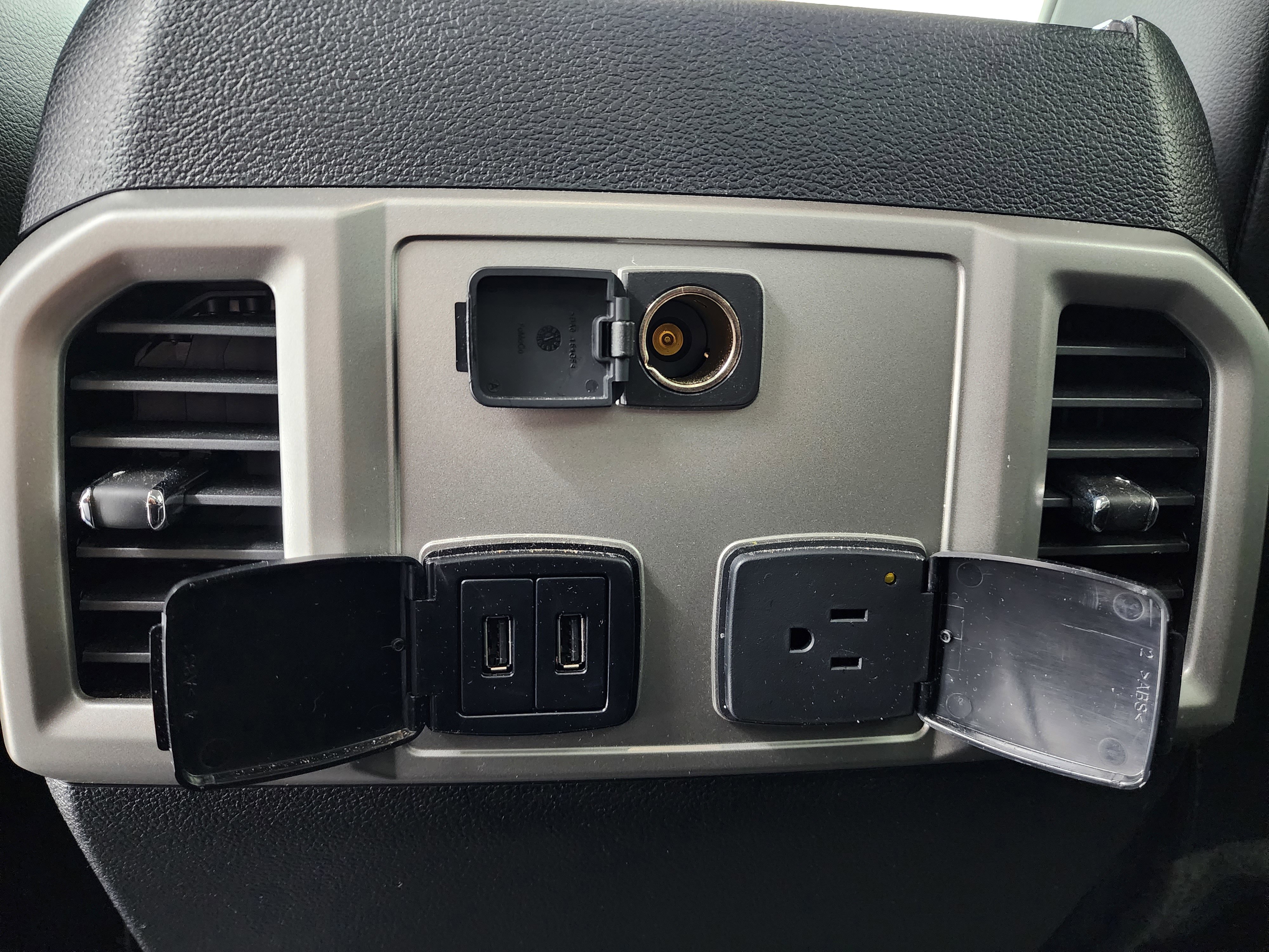 Used 2019 Ford F350 Lariat w/ Chrome Package image 41