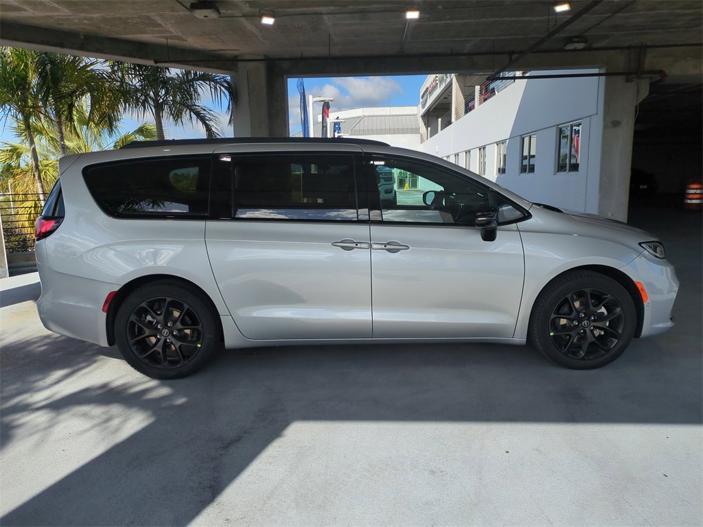 New 2026 Chrysler Pacifica Select image 4